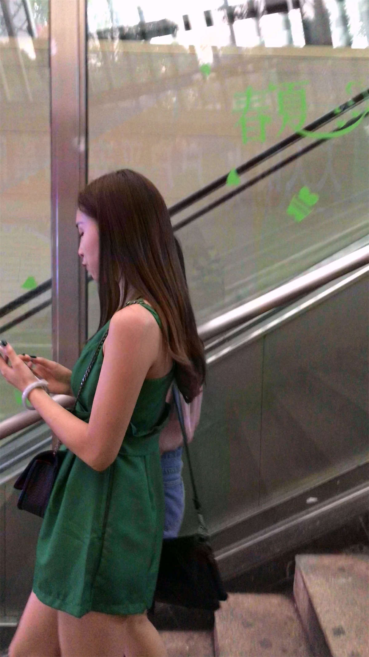 跟拍绿衣性感美女-日更街拍