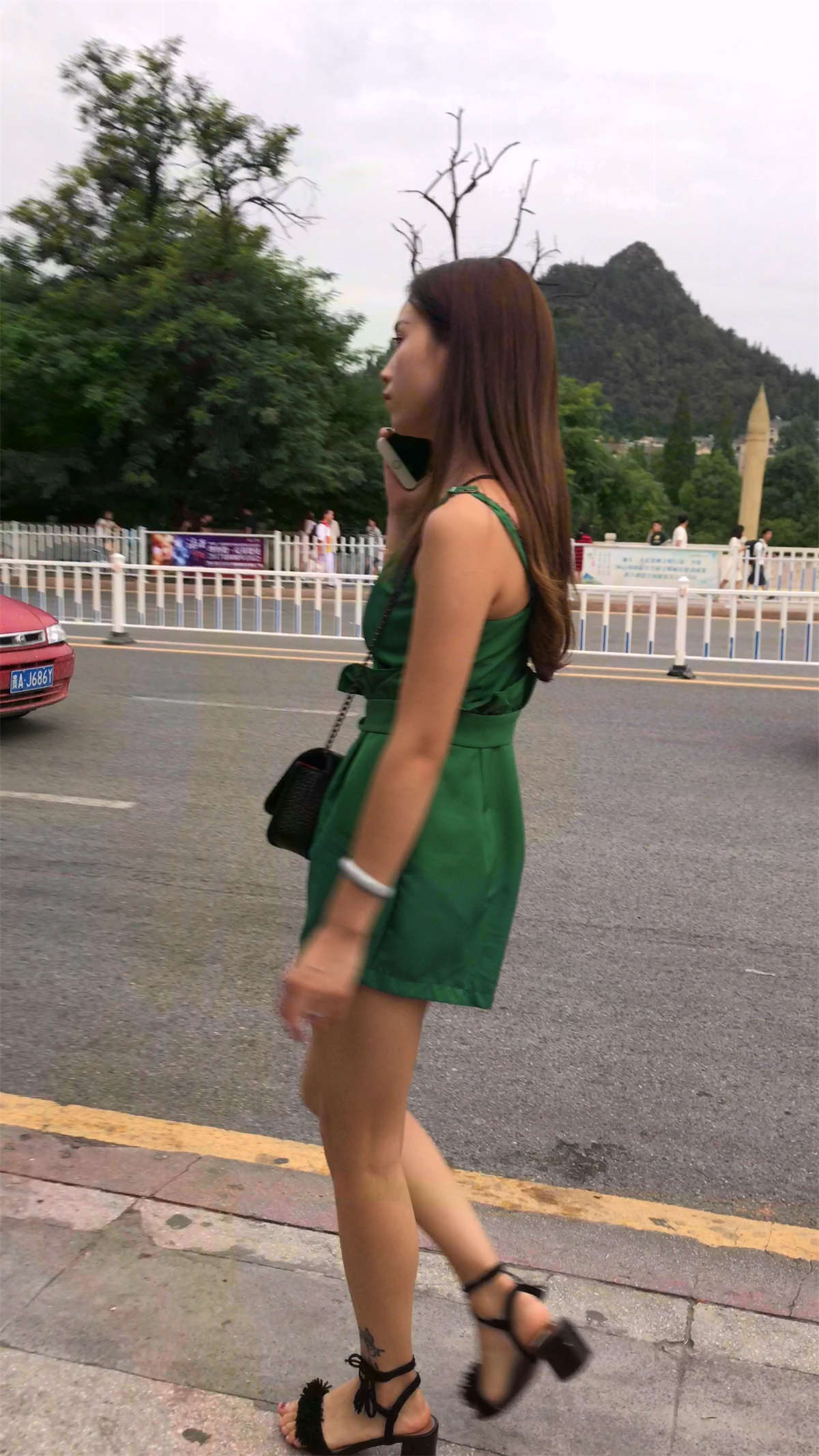 图片[2]-跟拍绿衣性感美女-日更街拍