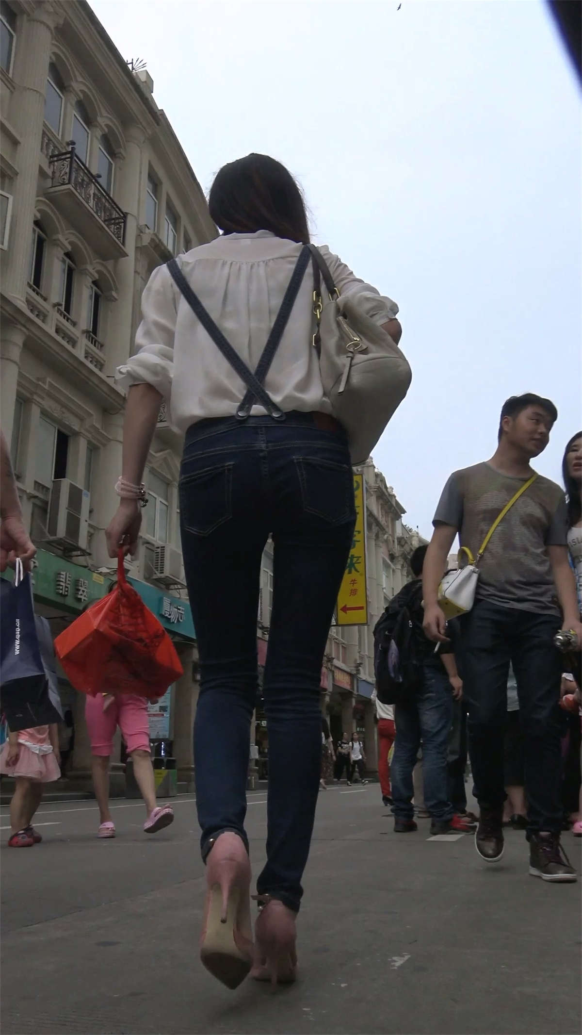 图片[2]-穿背带牛仔裤的妹妹-日更街拍