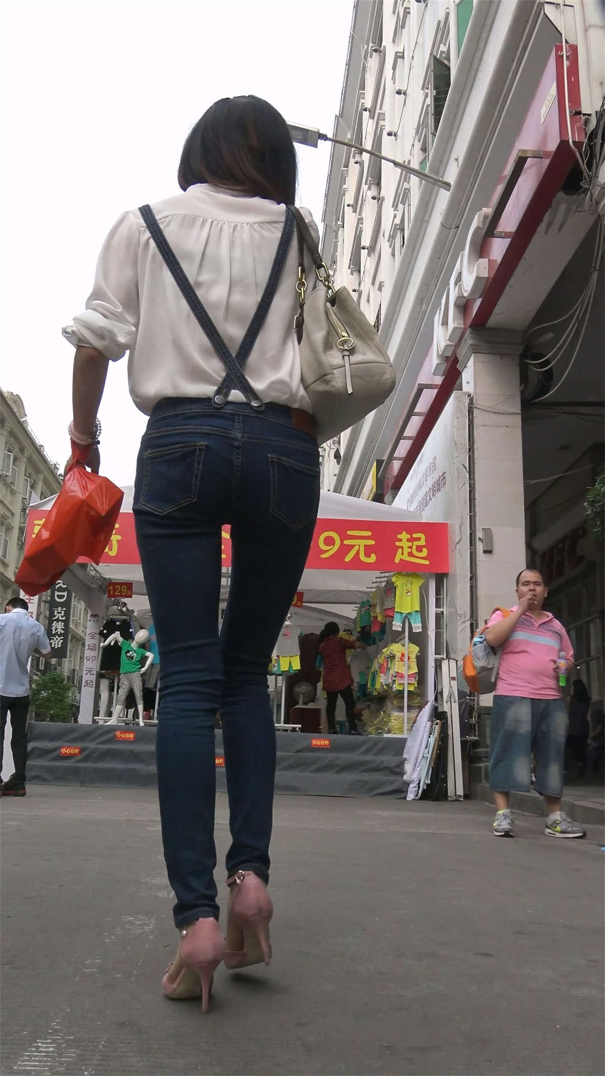 穿背带牛仔裤的妹妹-日更街拍