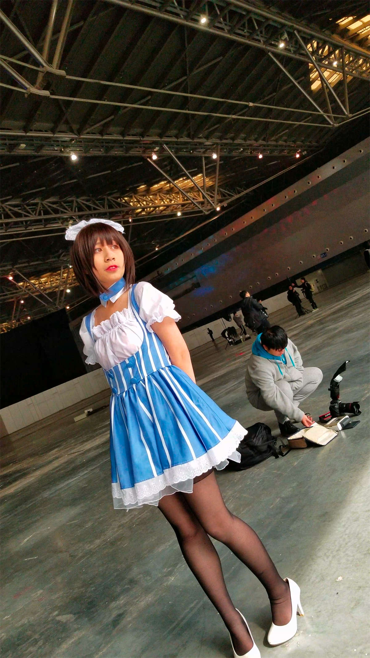 图片[2]-街拍黑丝高跟鞋女仆装cosplay的可爱妹纸-日更街拍