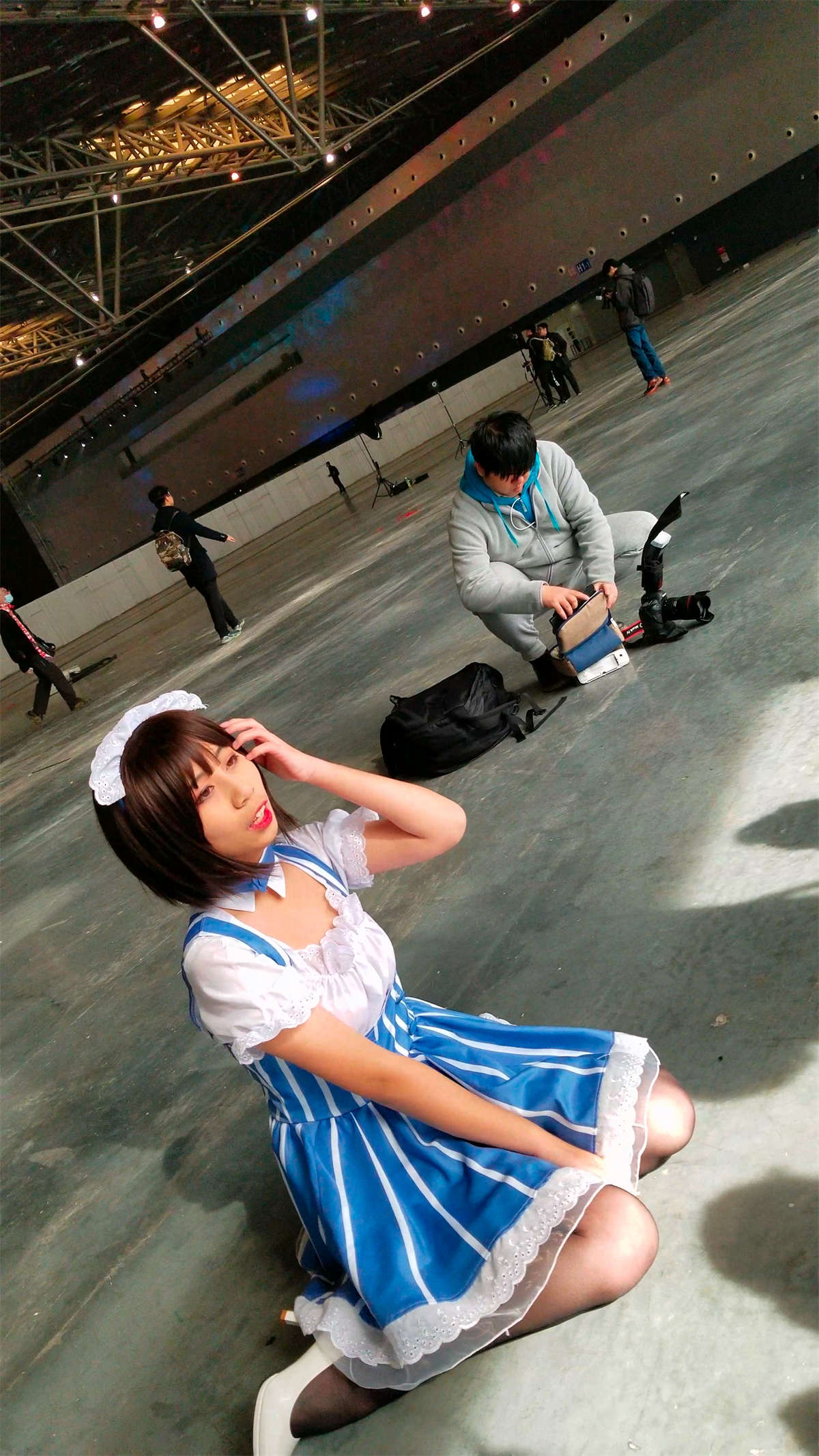 街拍黑丝高跟鞋女仆装cosplay的可爱妹纸-日更街拍