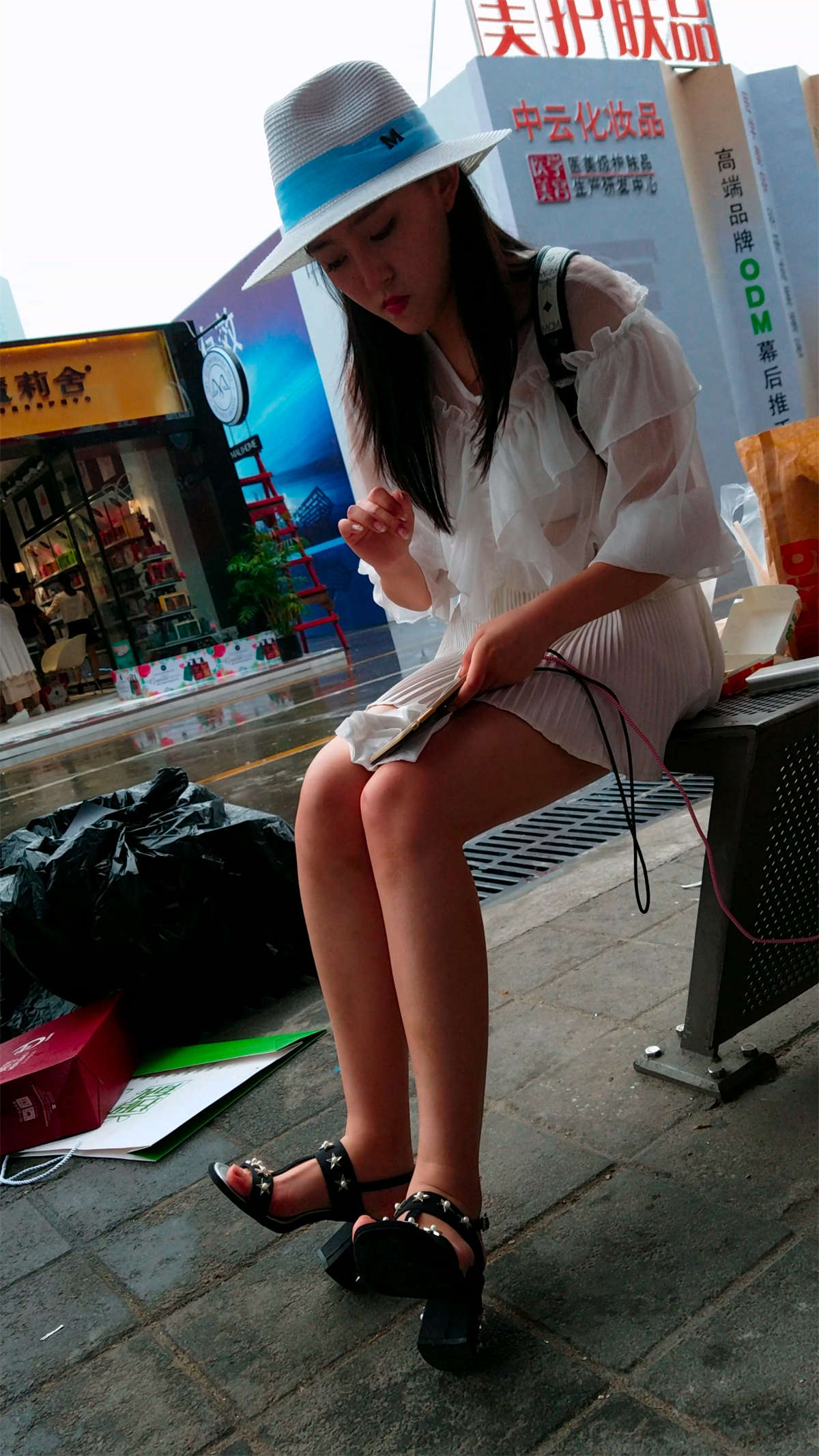 白色连衣短裙黑色高跟美腿漂亮MM-日更街拍