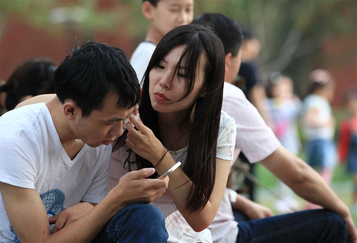 踏青公园街拍系列No.12 绝对反差：长得超凡脱俗的女孩，一双脚够原味-日更街拍