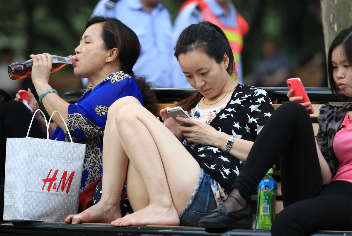 图片[2]-踏青公园街拍系列No.91 公共场合这坐姿未免也太豪放了-日更街拍