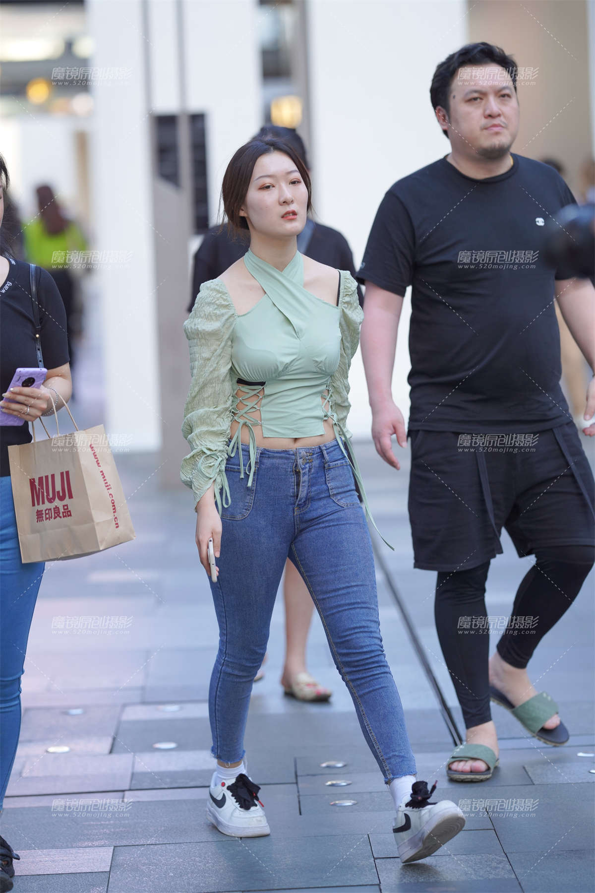 紧牛小妹-日更街拍