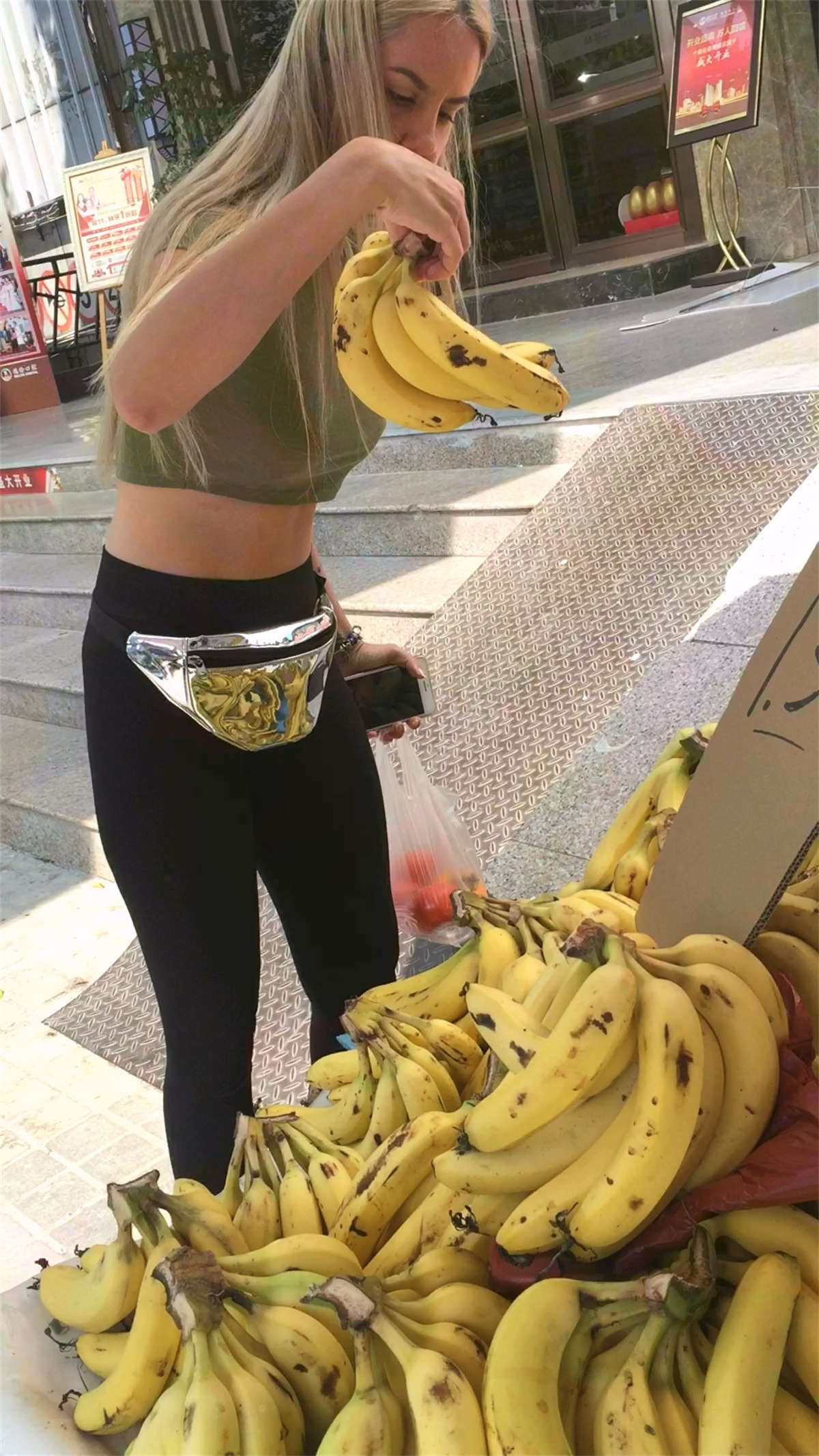 图片[2]-丰满紧身裤真空上阵的洋妞-日更街拍