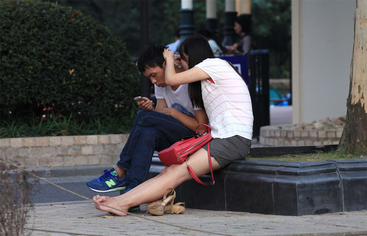 图片[2]-踏青公园街拍系列No.12 绝对反差：长得超凡脱俗的女孩，一双脚够原味-日更街拍