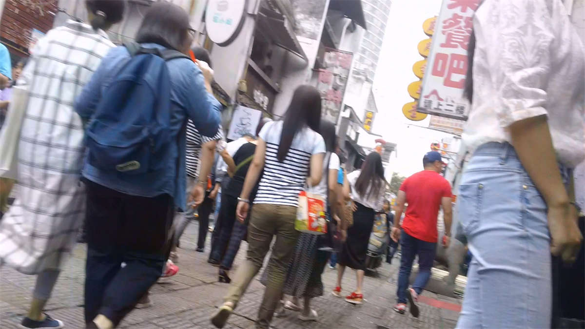 图片[2]-近拍白色超短裤美眉-日更街拍