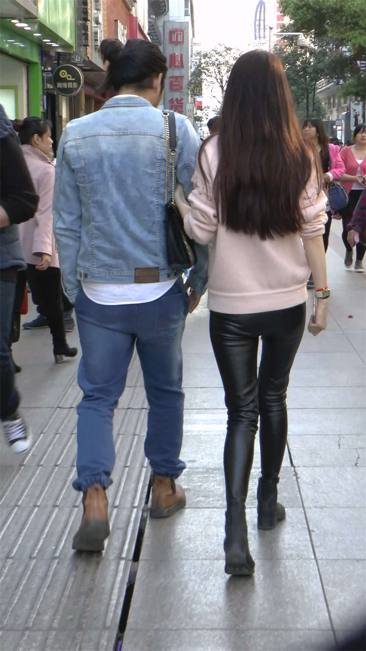 图片[2]-皮裤美眉跟男友一块买衣服-日更街拍