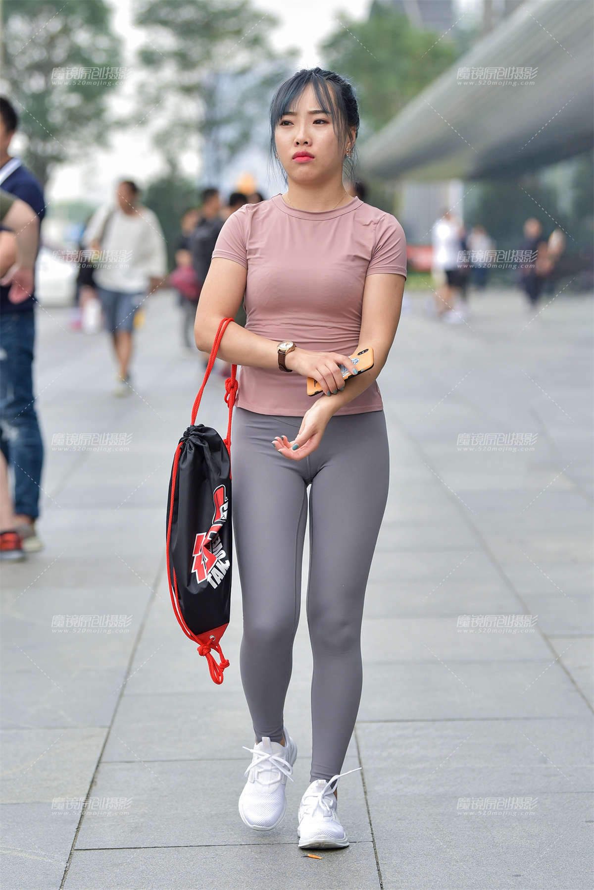 【赛德克赛帖】场外灰色紧身瑜珈裤小妹-日更街拍