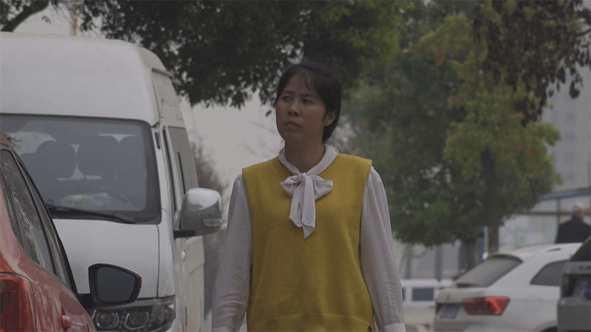 橙色高跟鞋紧身蓝牛美女-日更街拍