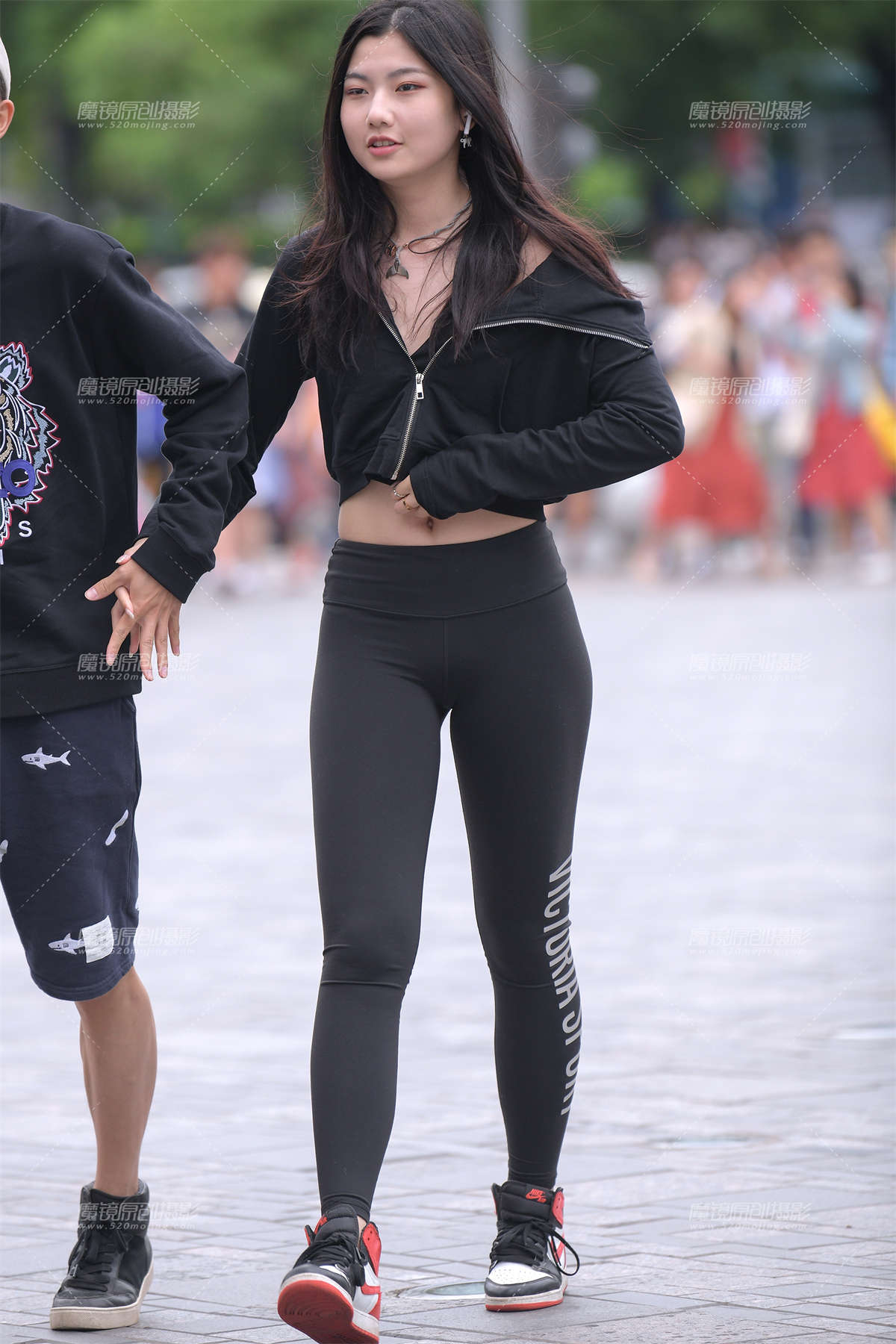 【街拍之魂赛帖】露脐黑色紧身-日更街拍