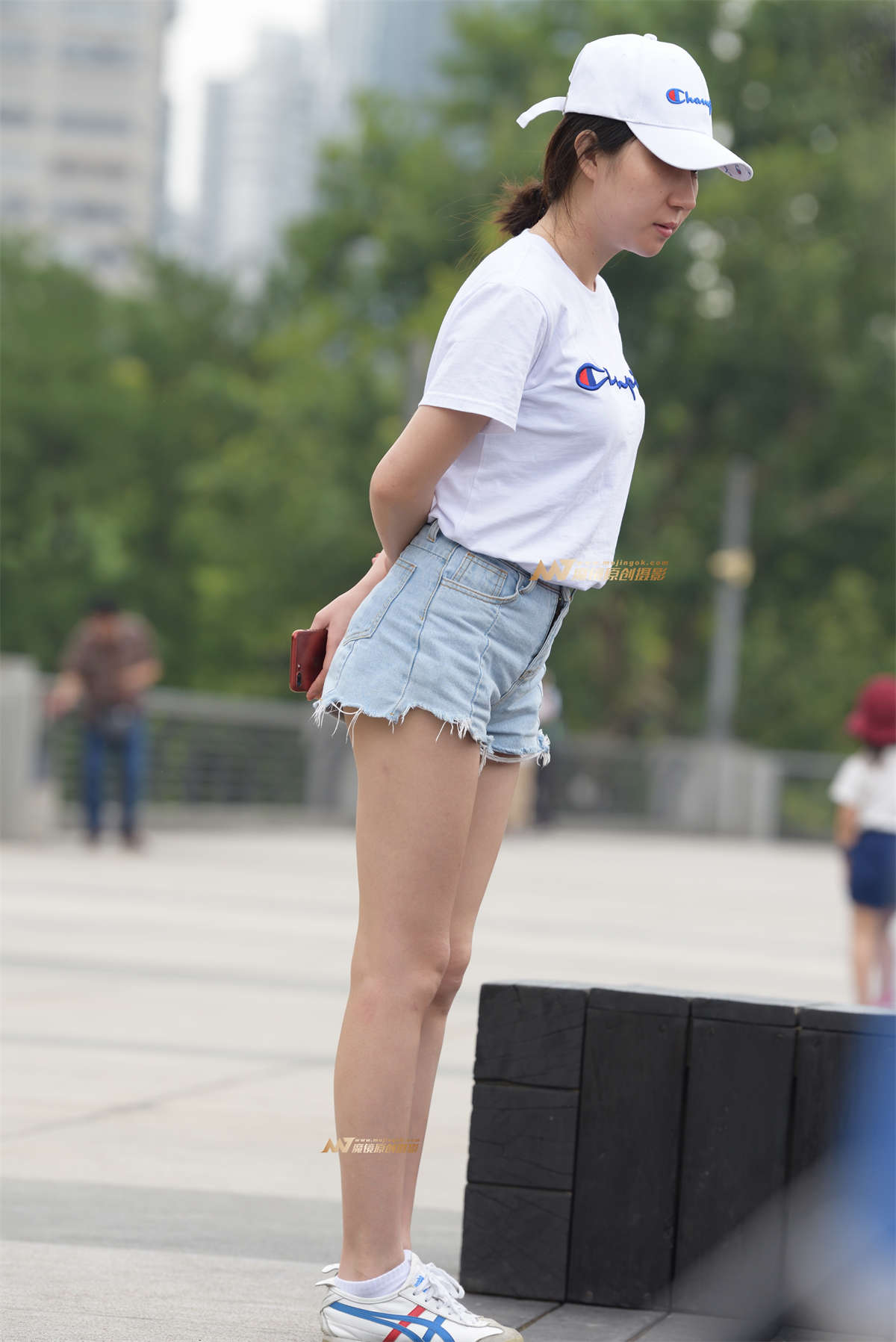 背影很迷人，很活泼的小姑娘-日更街拍