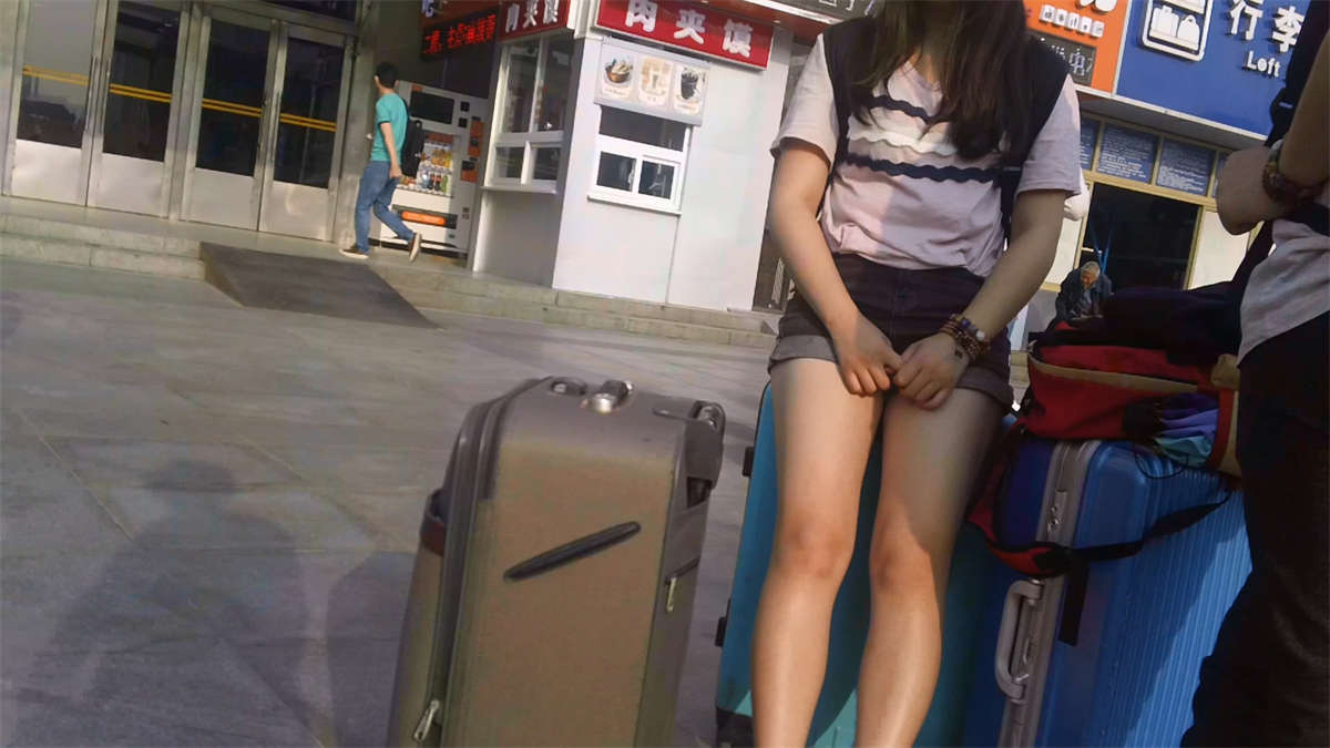 年轻的超短热裤小美女-日更街拍