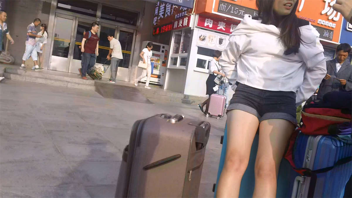 图片[2]-年轻的超短热裤小美女-日更街拍