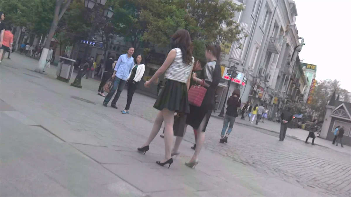 图片[2]-性感的短裙少妇-日更街拍