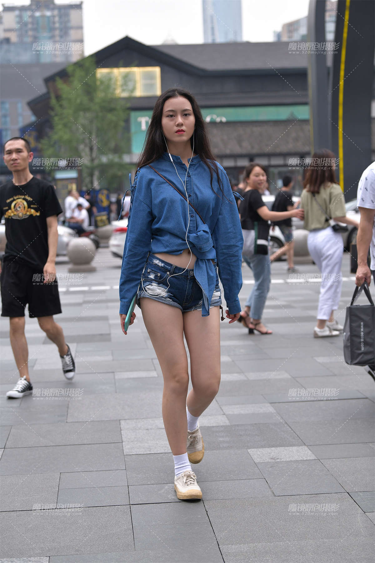 青春的热裤美眉-日更街拍