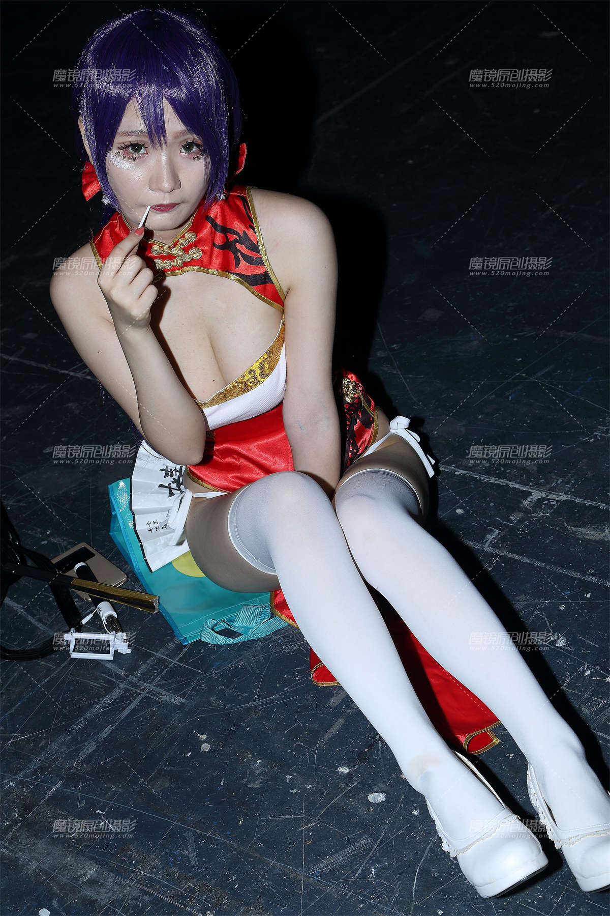 坐在地上吃棒棒糖-日更街拍