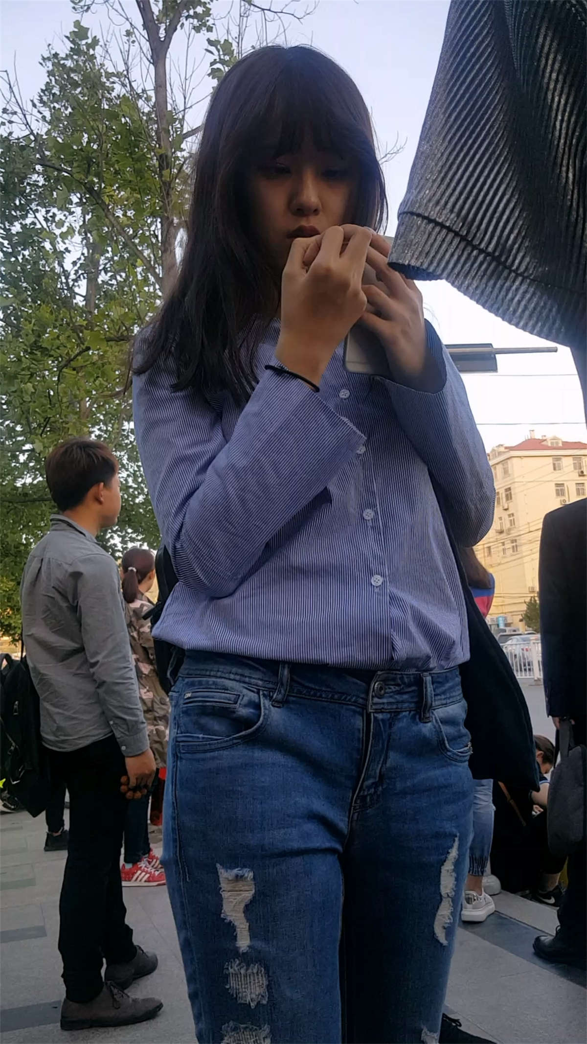 图片[2]-等公交车的蓝色牛仔裤美眉-日更街拍