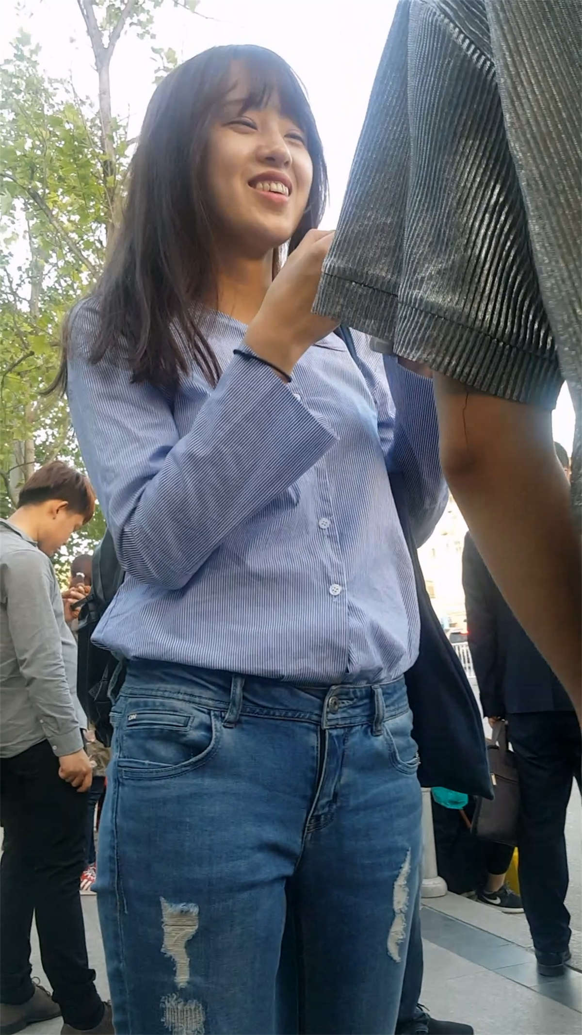 等公交车的蓝色牛仔裤美眉-日更街拍