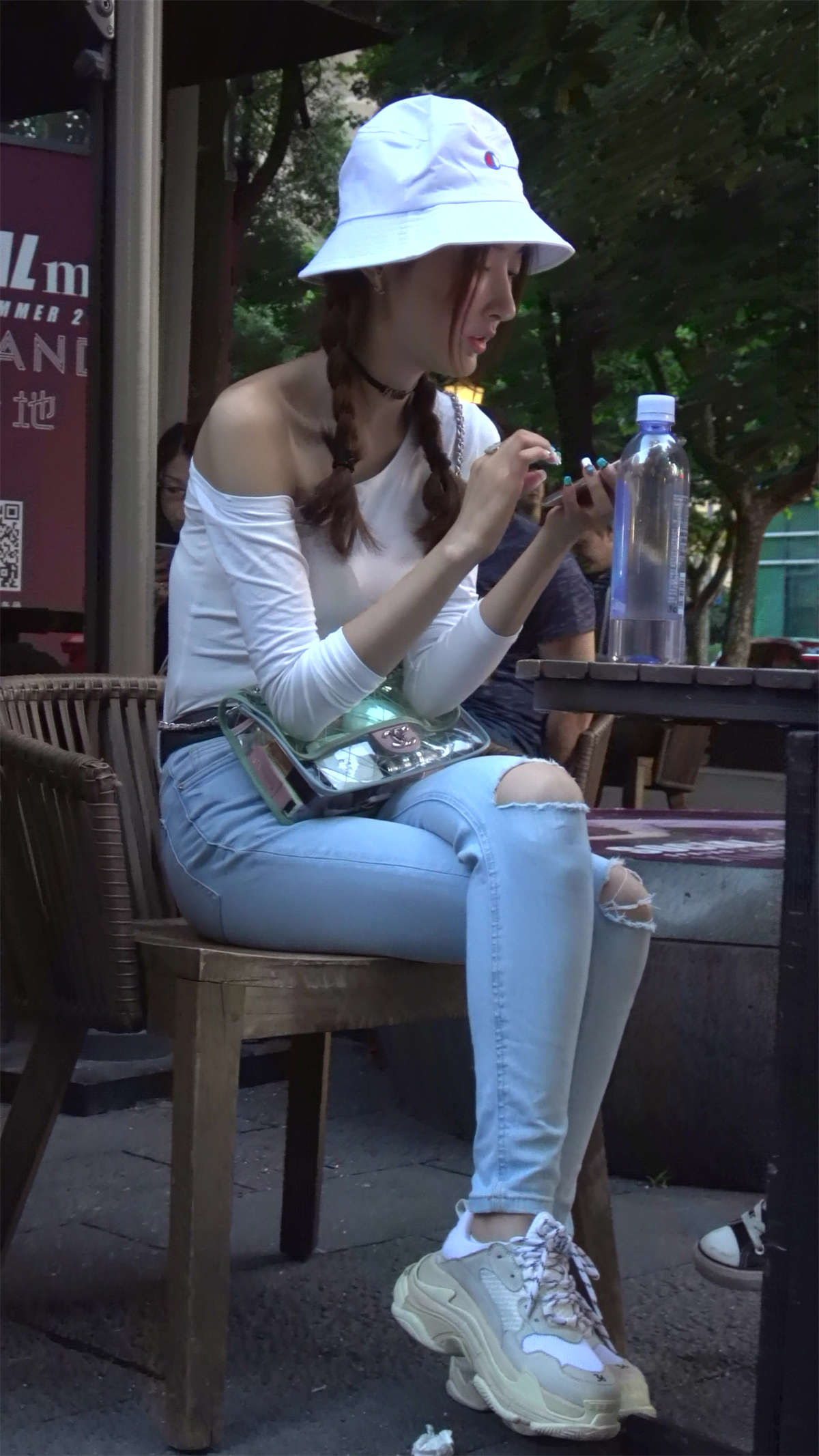 图片[2]-破洞紧身蓝牛白帽麻花辫小姐姐颜值超高-日更街拍