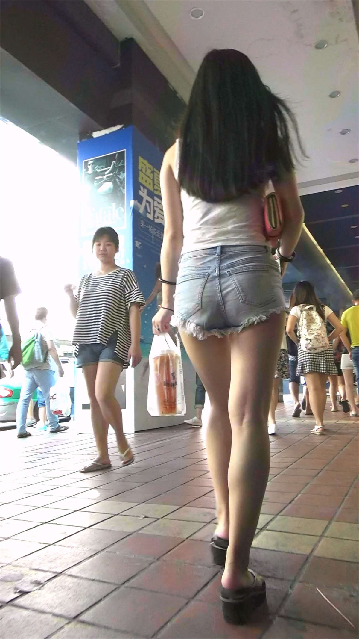高腰热裤性感美腿美女-日更街拍