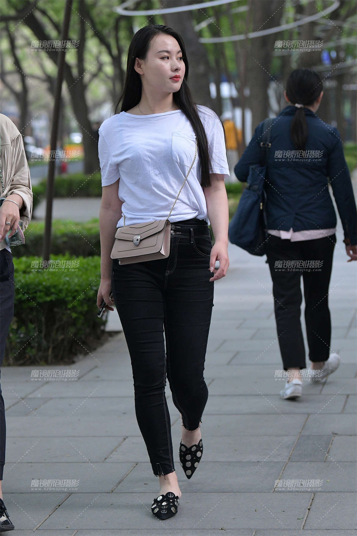 【街拍之魂赛帖】偶遇黑色紧牛-日更街拍