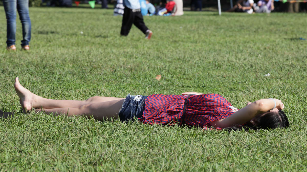 图片[2]-踏青公园街拍系列No.1369 再度重逢，看看她一年后的模样-日更街拍