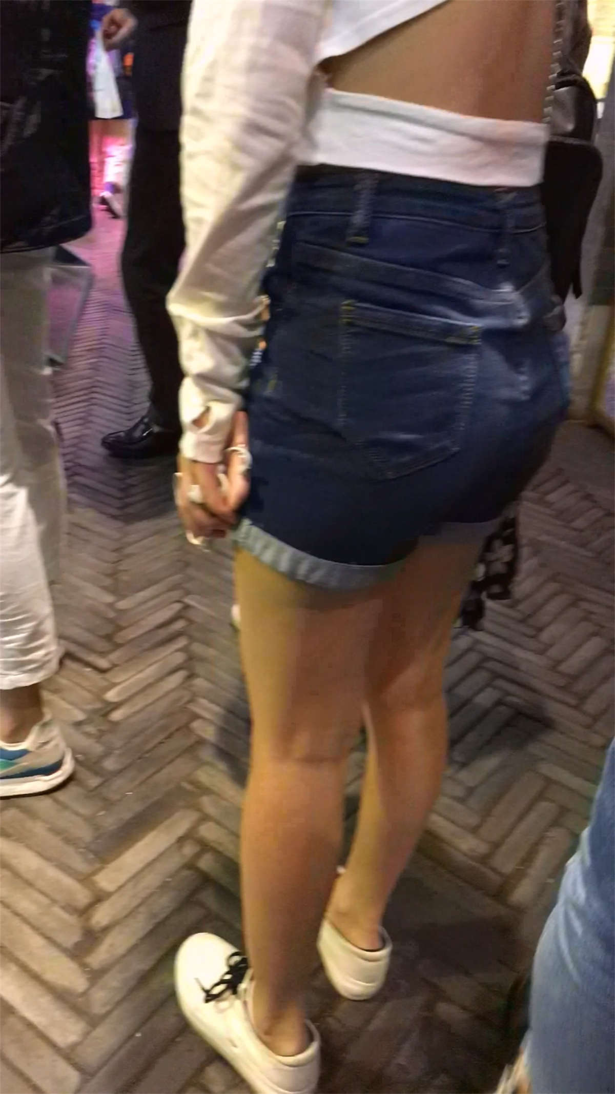 图片[2]-牛仔热裤圆臀小姐姐-日更街拍