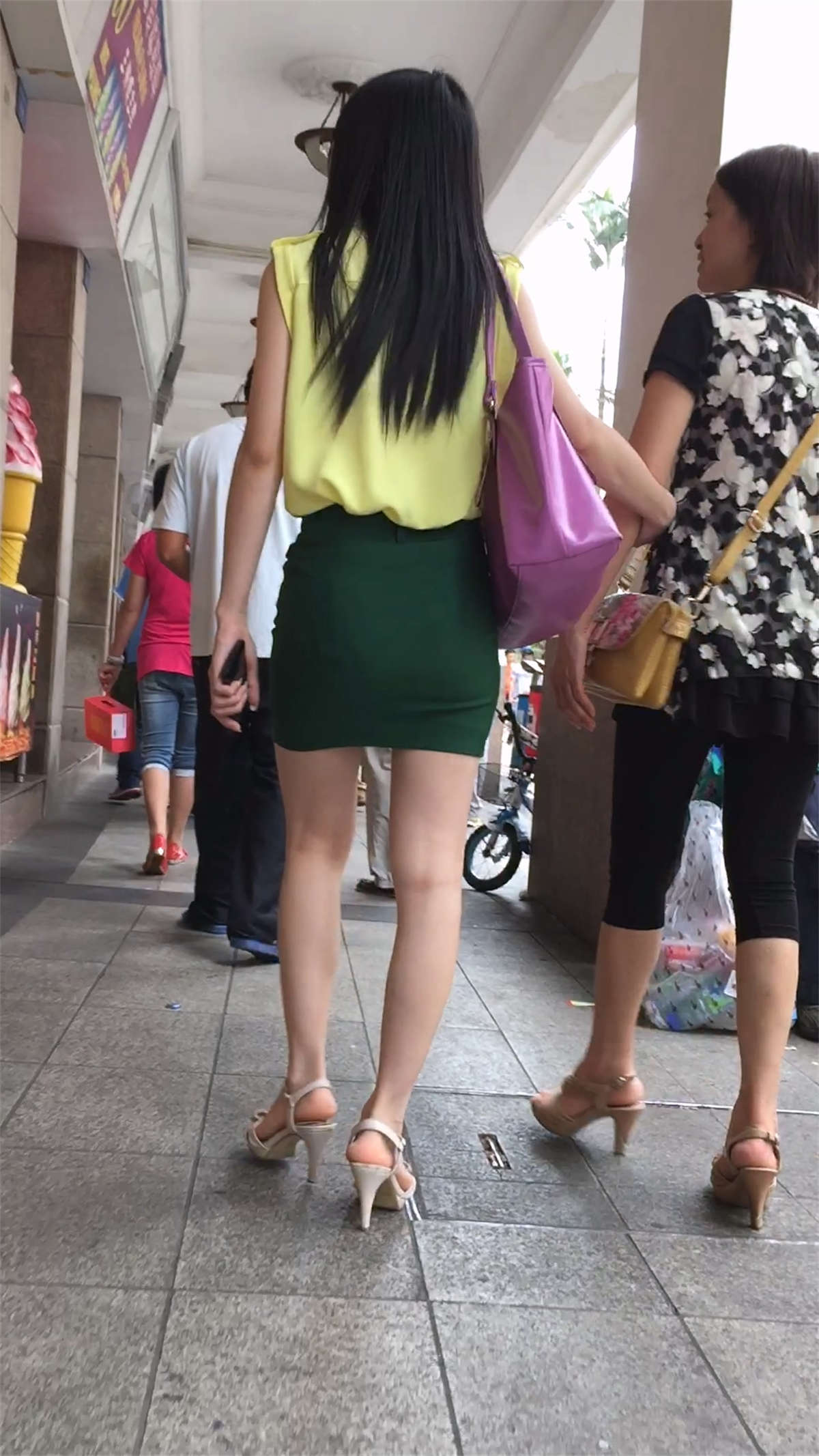 绿色包臀裙美女逛街-日更街拍