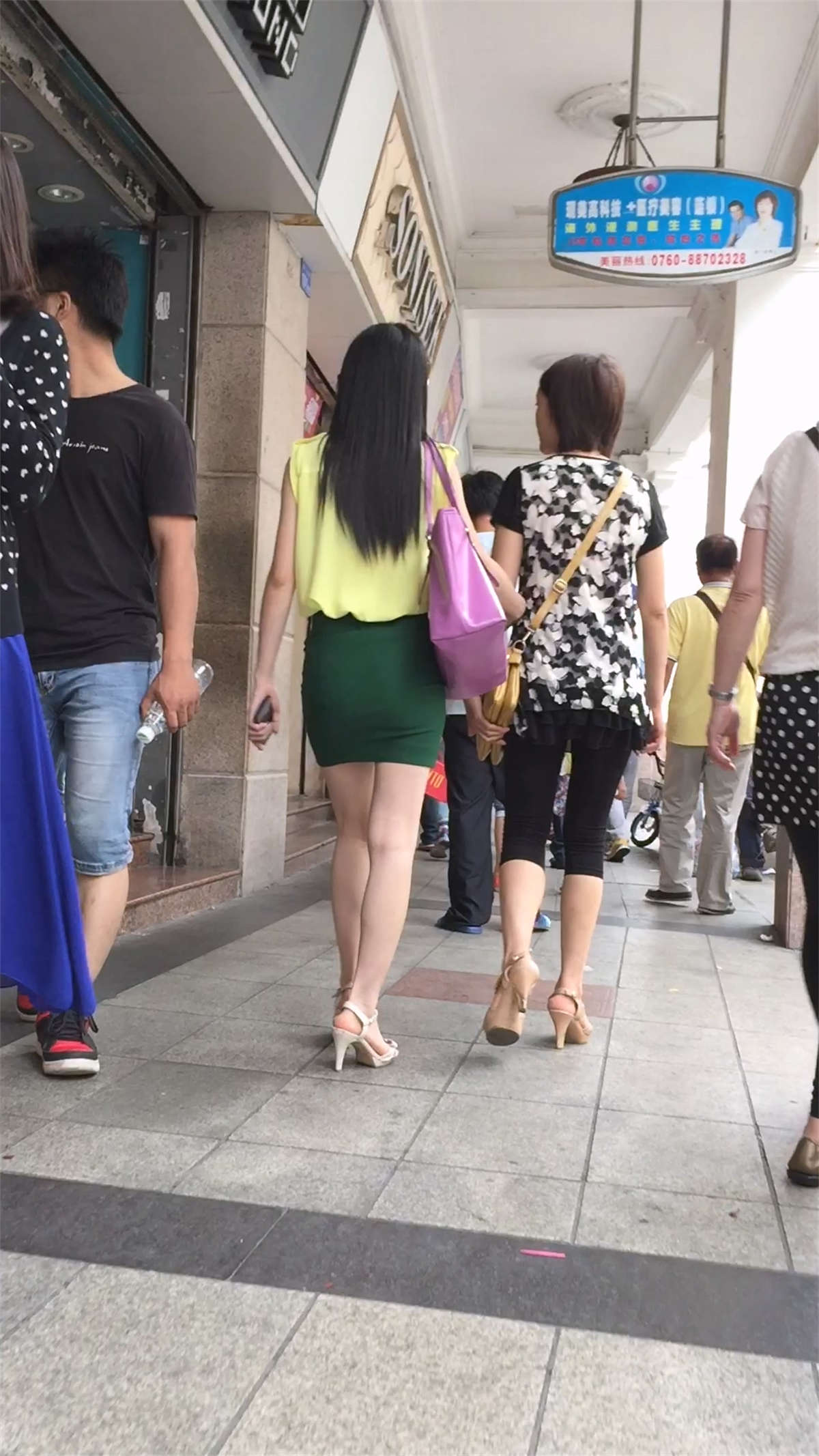 图片[2]-绿色包臀裙美女逛街-日更街拍