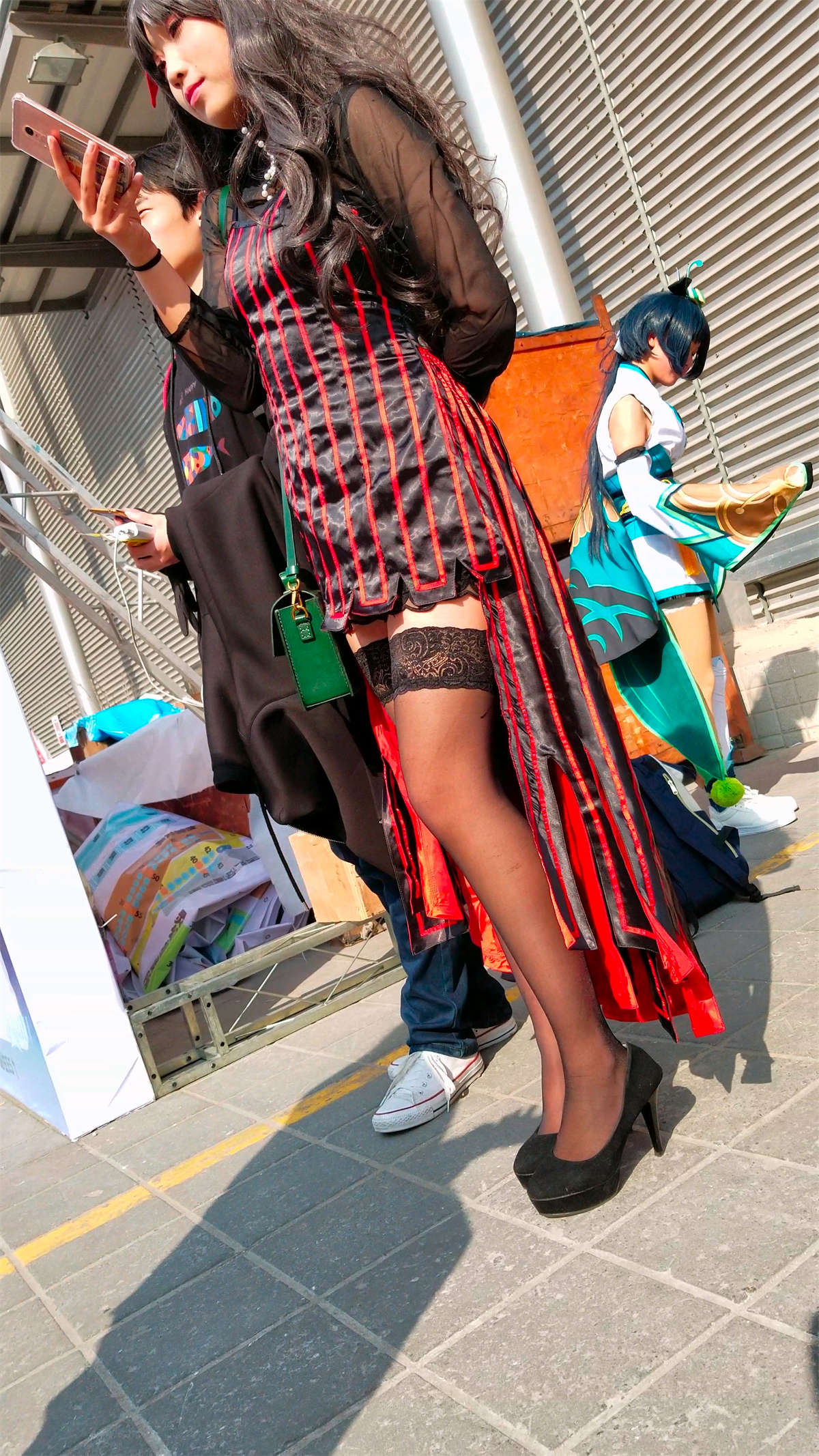 图片[2]-玩cosplay的街拍黑丝美腿少女-日更街拍