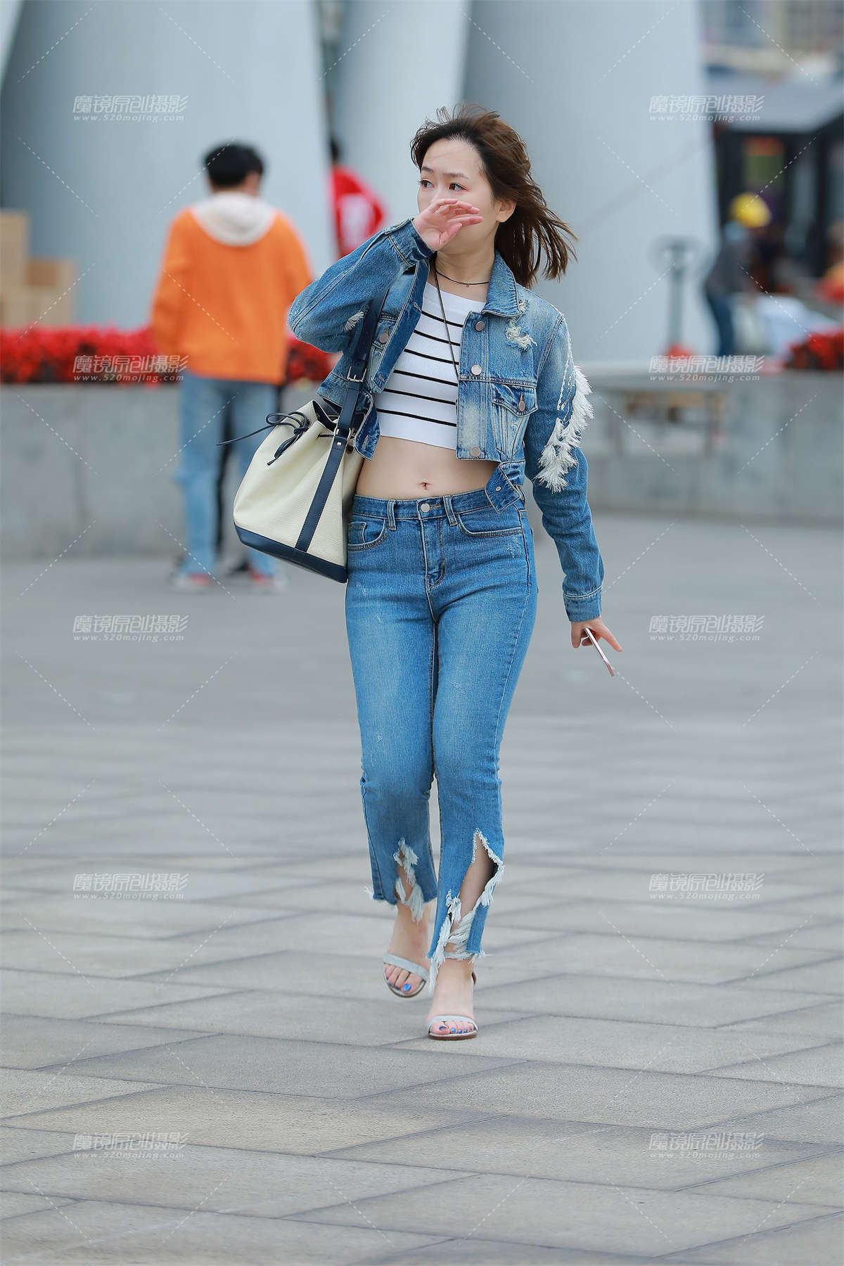 露腰，紧牛喇叭裤小姐姐-日更街拍