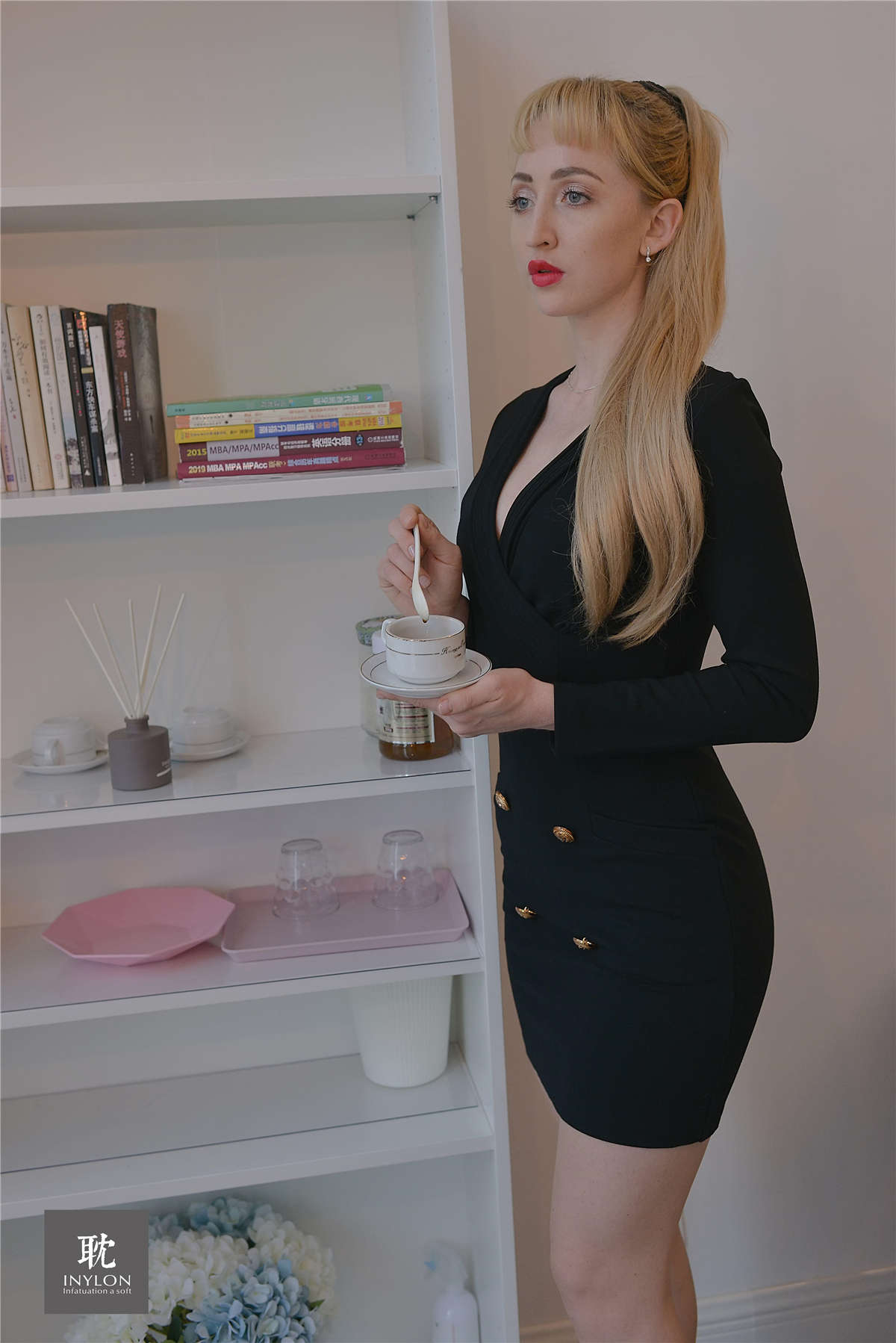 图片[2]-IESS异思趣向 普惠集230 最职业的同事（特别版）-日更街拍