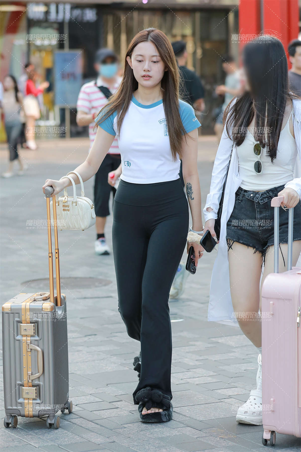 拉杆箱紧身裤美女-日更街拍