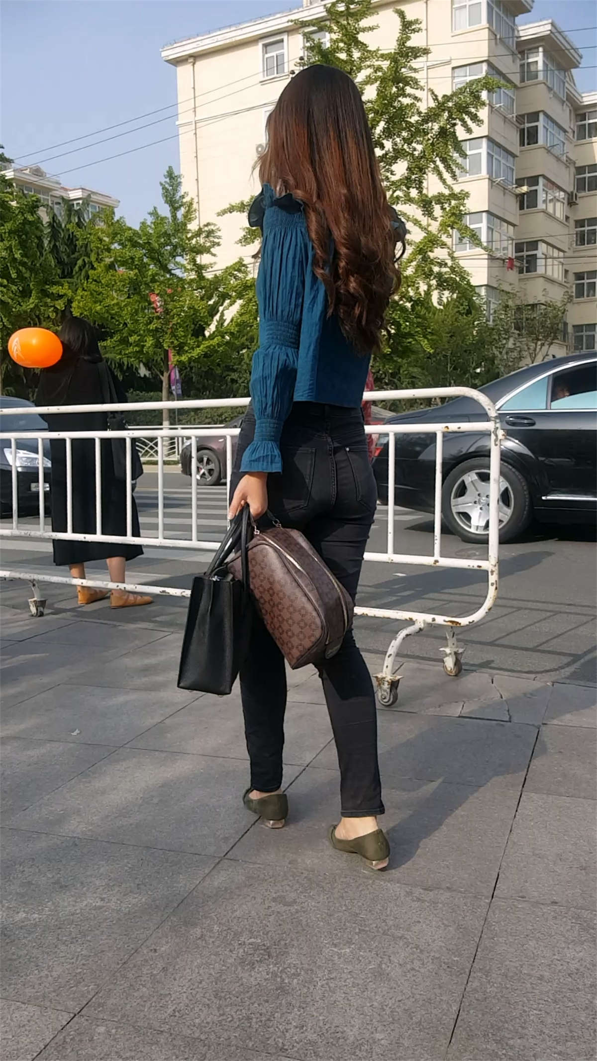 图片[2]-黑色紧绷牛仔裤美腿美女-日更街拍