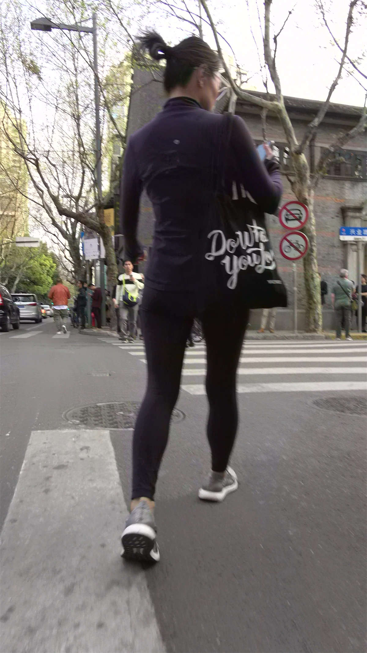 深蓝色紧身瑜伽裤街拍气质美女-日更街拍