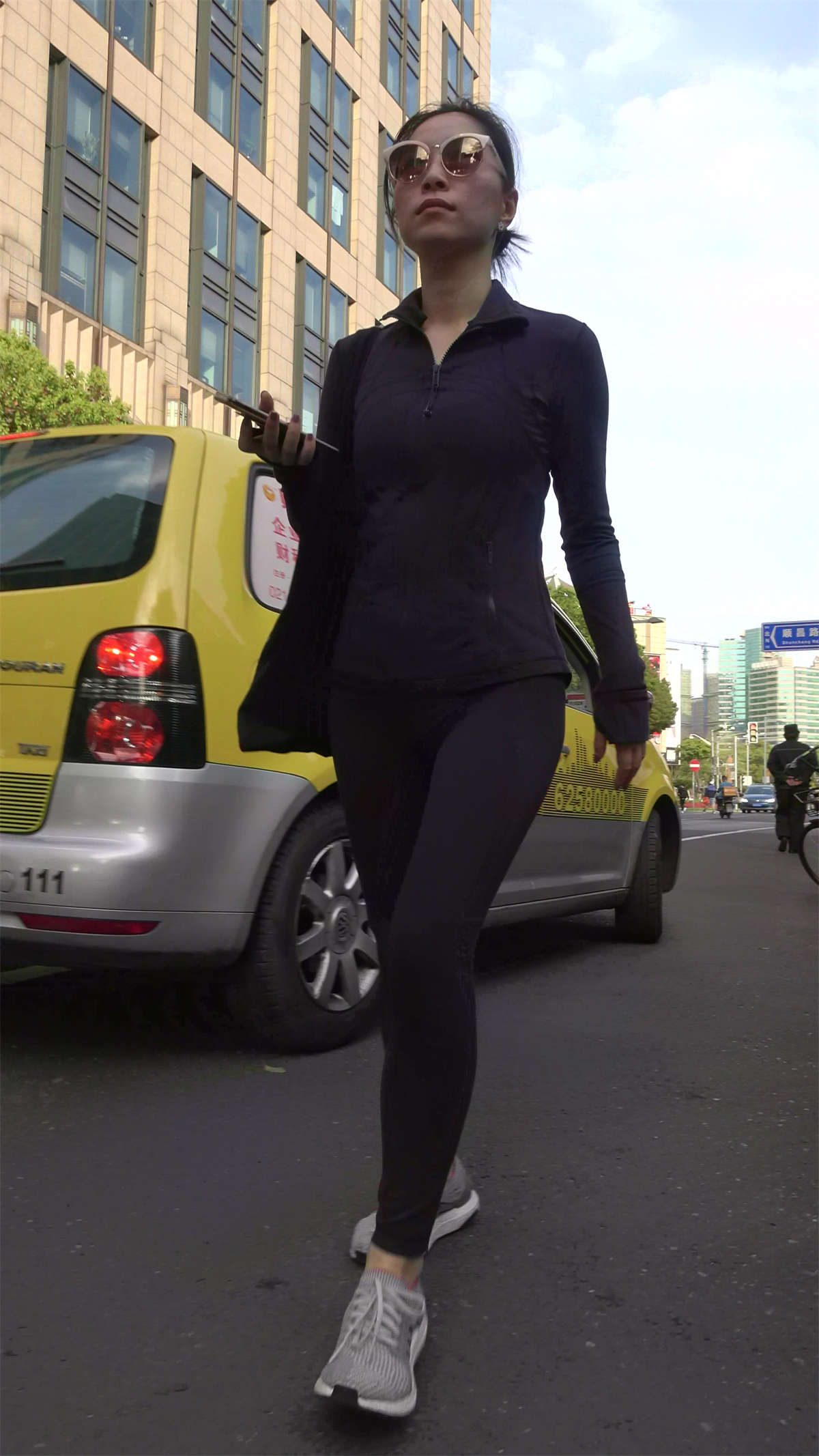 图片[2]-深蓝色紧身瑜伽裤街拍气质美女-日更街拍