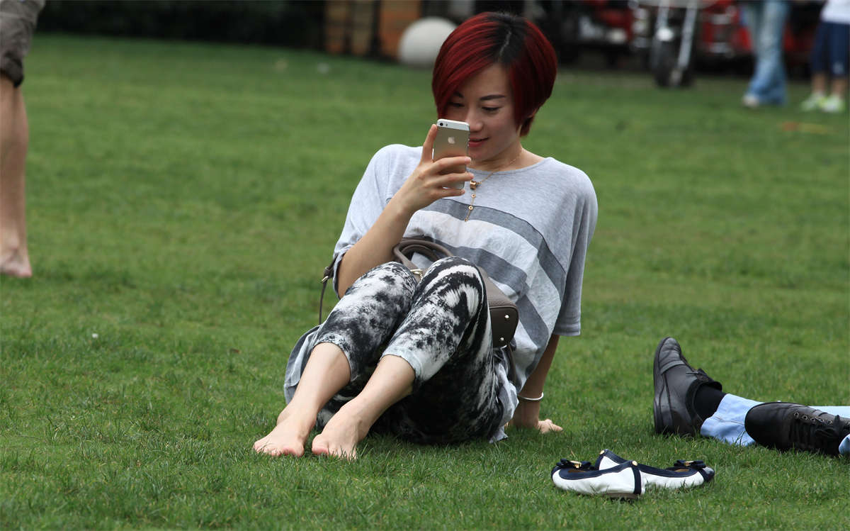 图片[2]-踏青公园街拍系列No.93 脚趾全张开拍照是要给谁看呢-日更街拍