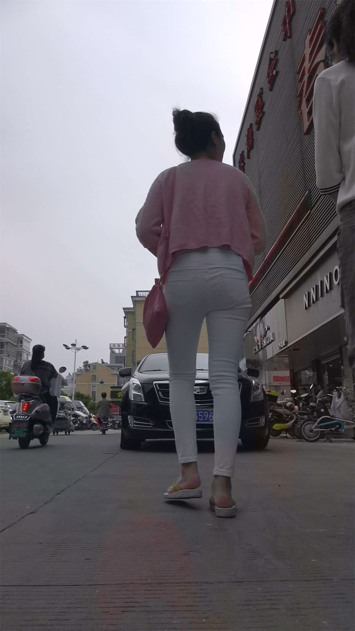 紧身白裤粉衣丸子头小美女-日更街拍