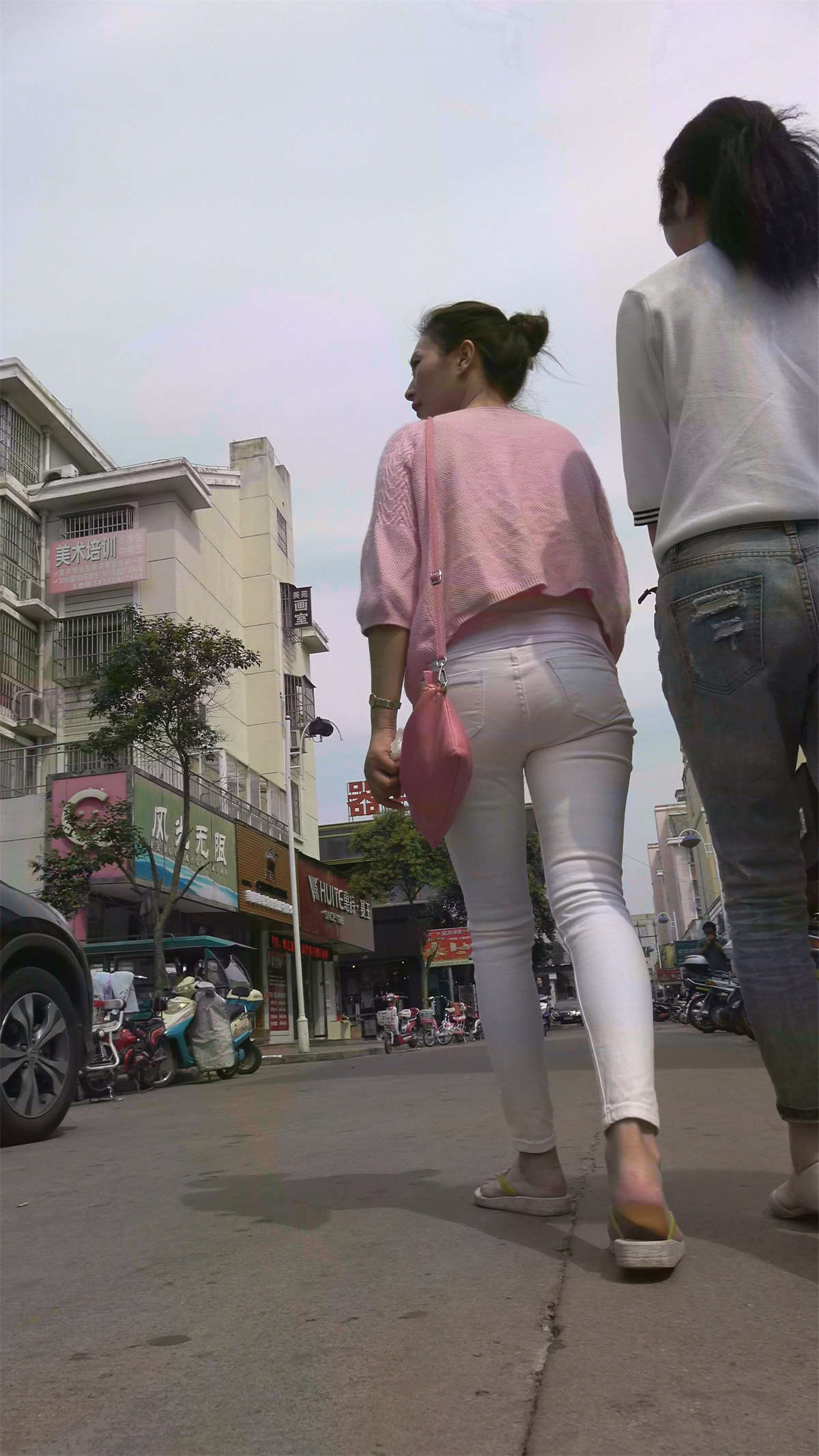 图片[2]-紧身白裤粉衣丸子头小美女-日更街拍