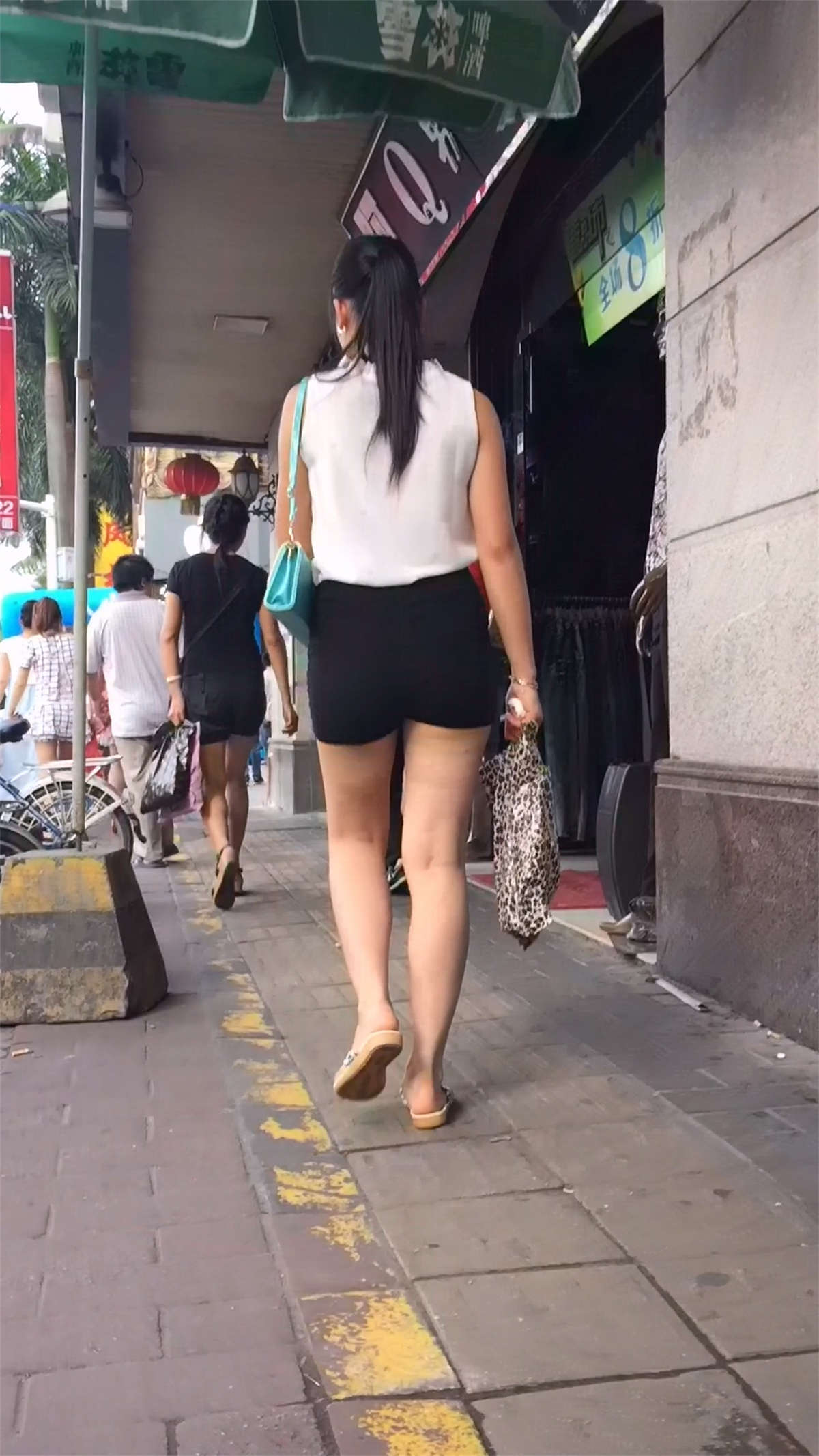 白衬衫丰臀高腰热裤马尾辫-日更街拍