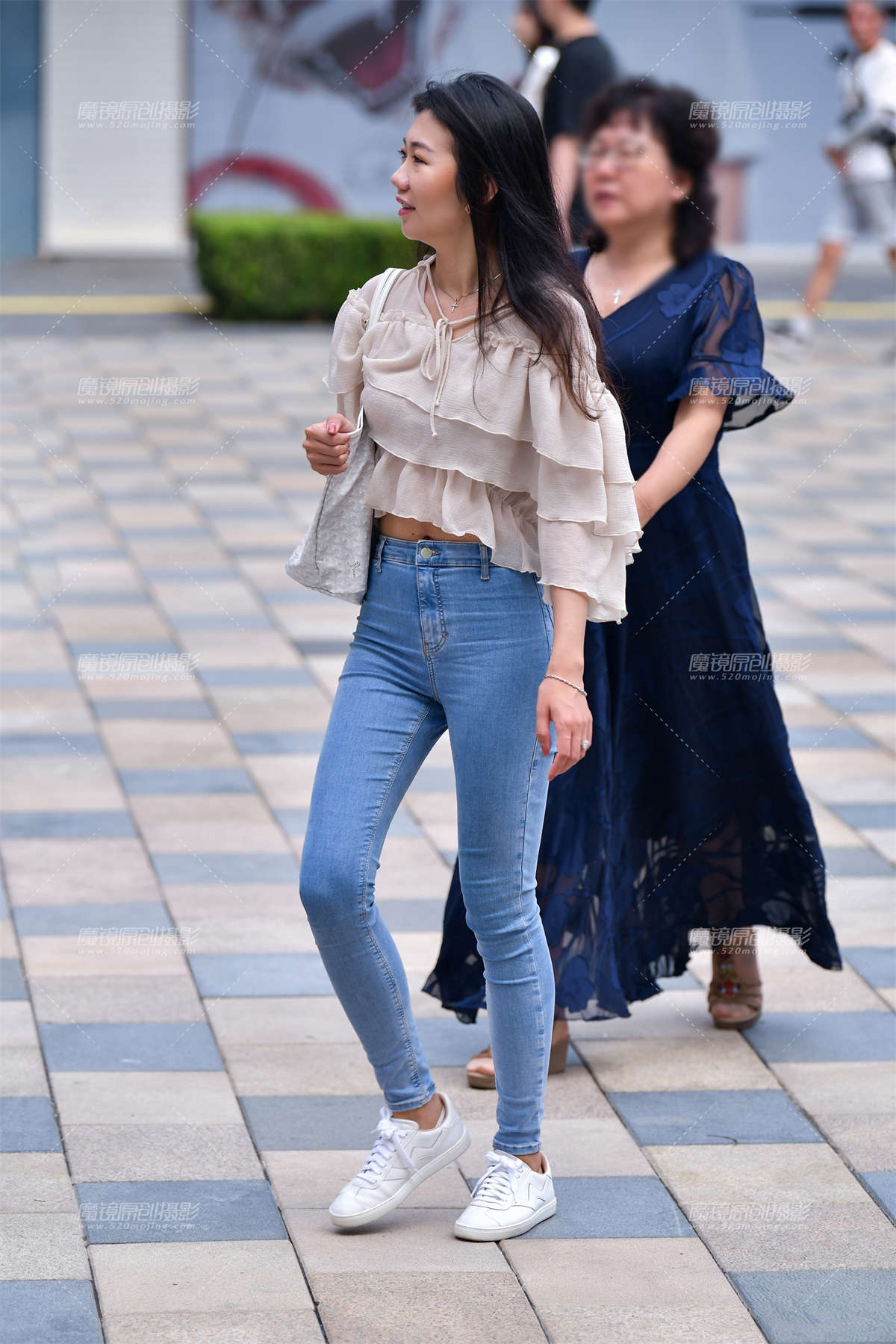 ★纱衫牛仔裤美女-日更街拍