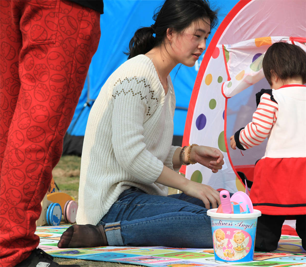 图片[2]-踏青公园街拍系列No.1370 冬日里犀利通透的超薄黑丝-日更街拍