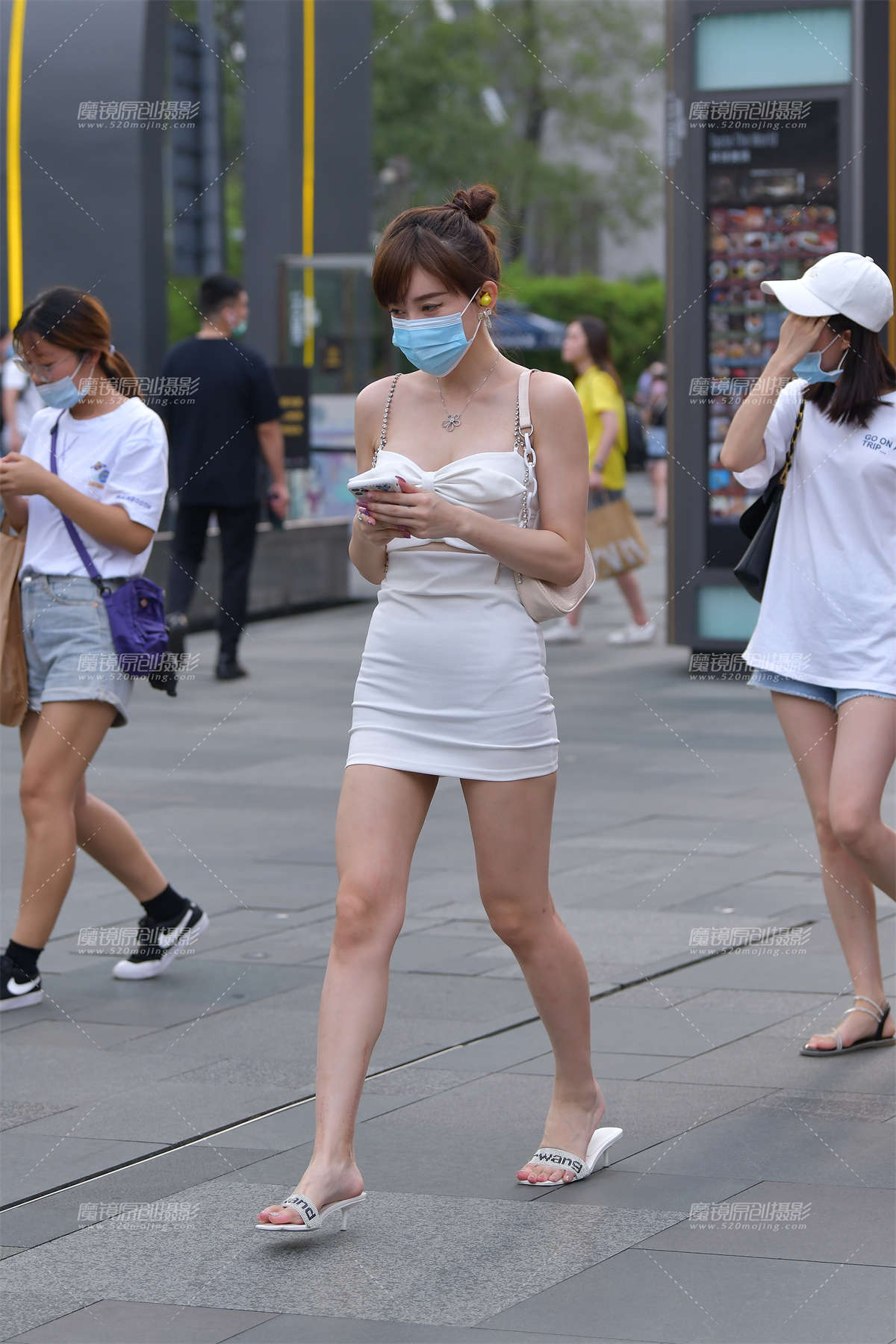 白色包臀裙小姐姐-日更街拍