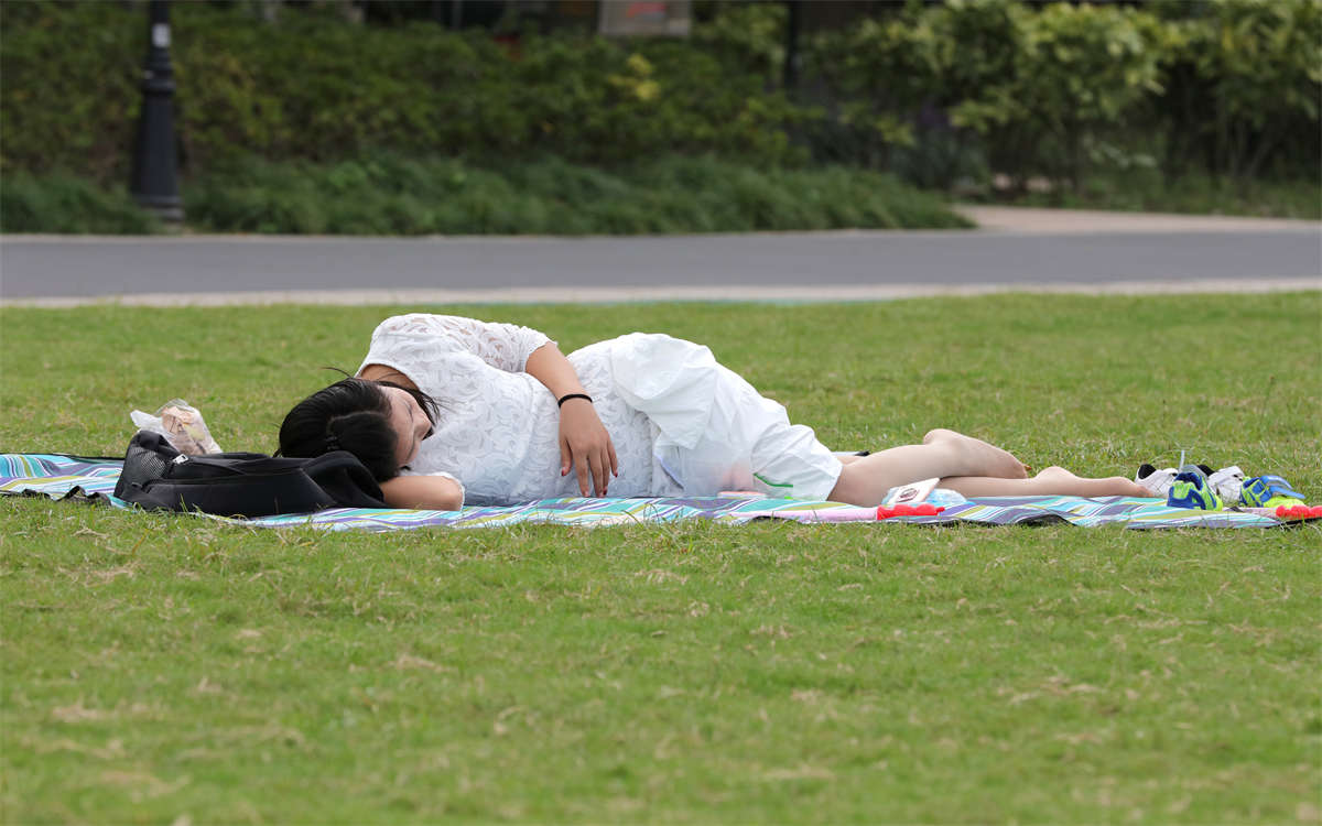 踏青公园街拍系列No.1346 气质非凡的美妇在白裙长丝的衬托下宛如少女般清新-日更街拍