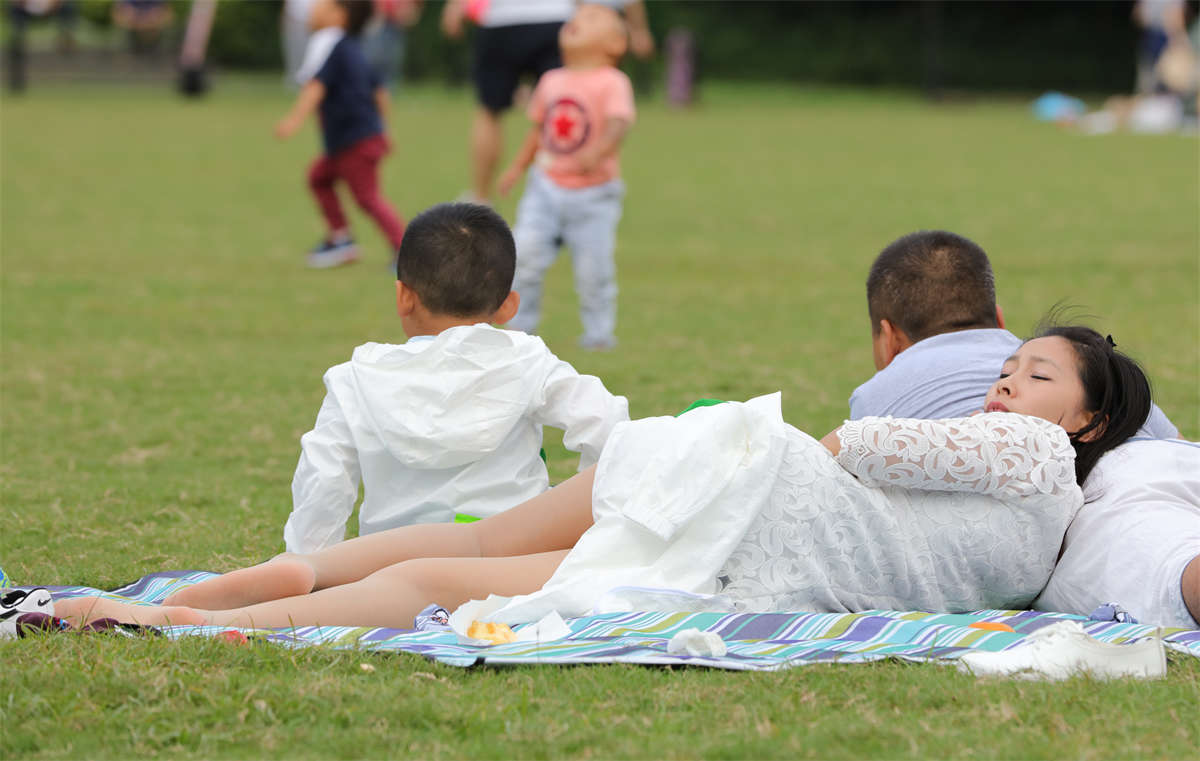 图片[2]-踏青公园街拍系列No.1346 气质非凡的美妇在白裙长丝的衬托下宛如少女般清新-日更街拍