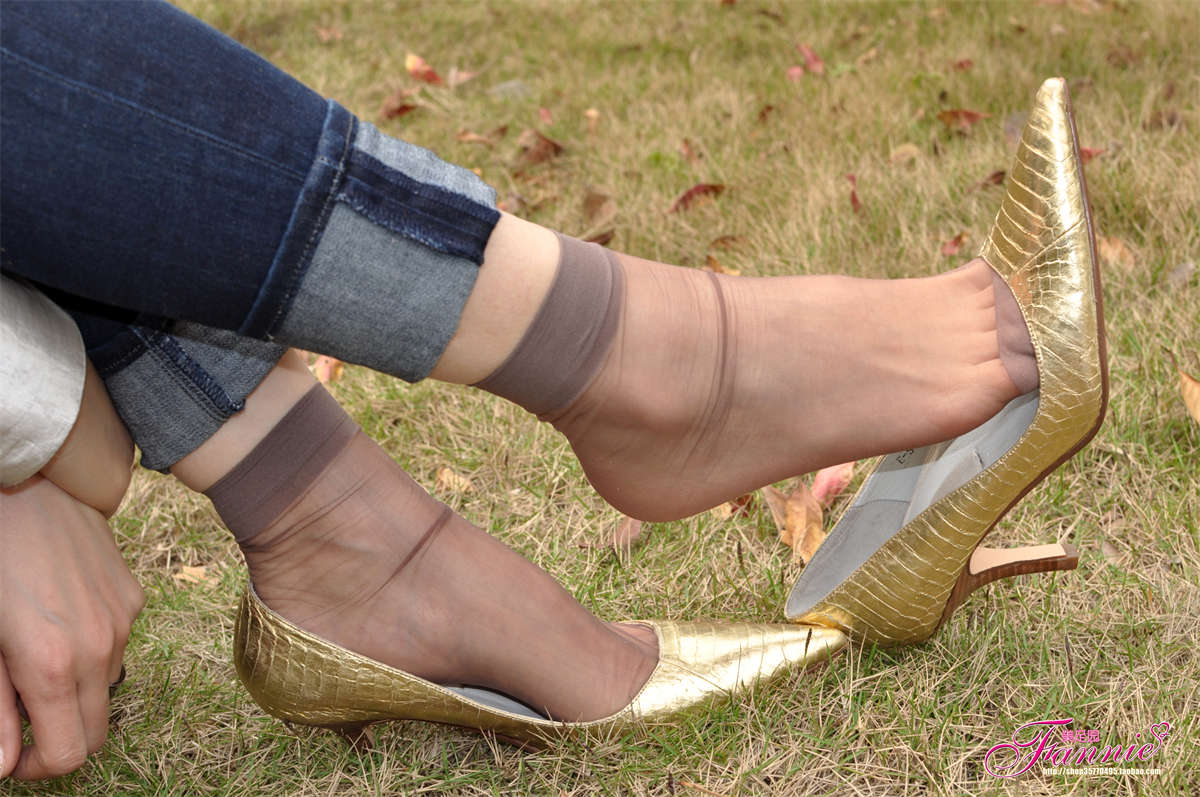 图片[2]-Fannie芬妮美足园NO.82 触摸阳光（金色船鞋灰丝）-日更街拍