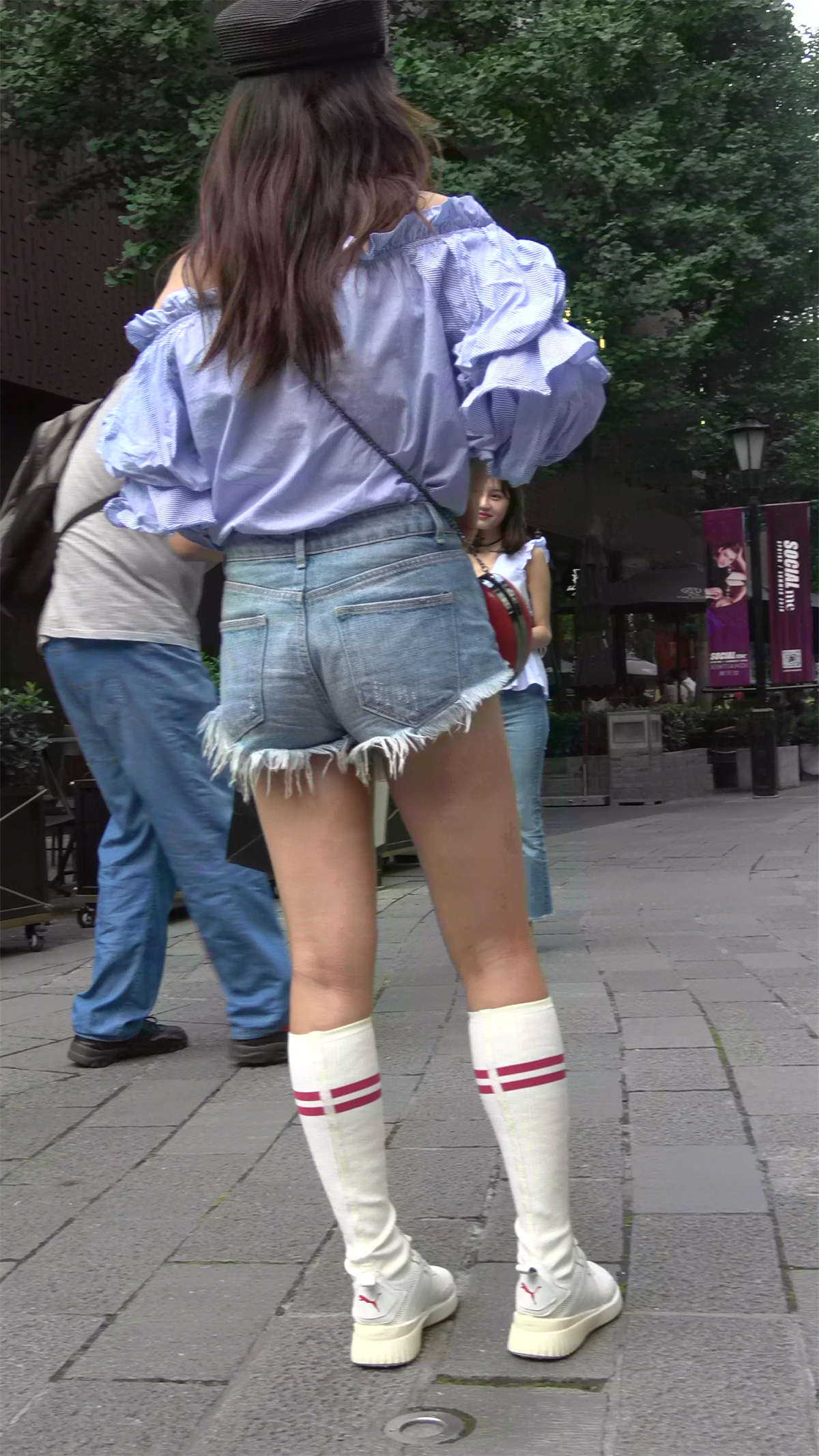 图片[2]-时尚靓丽超短牛仔热裤黑帽女神姐姐-日更街拍